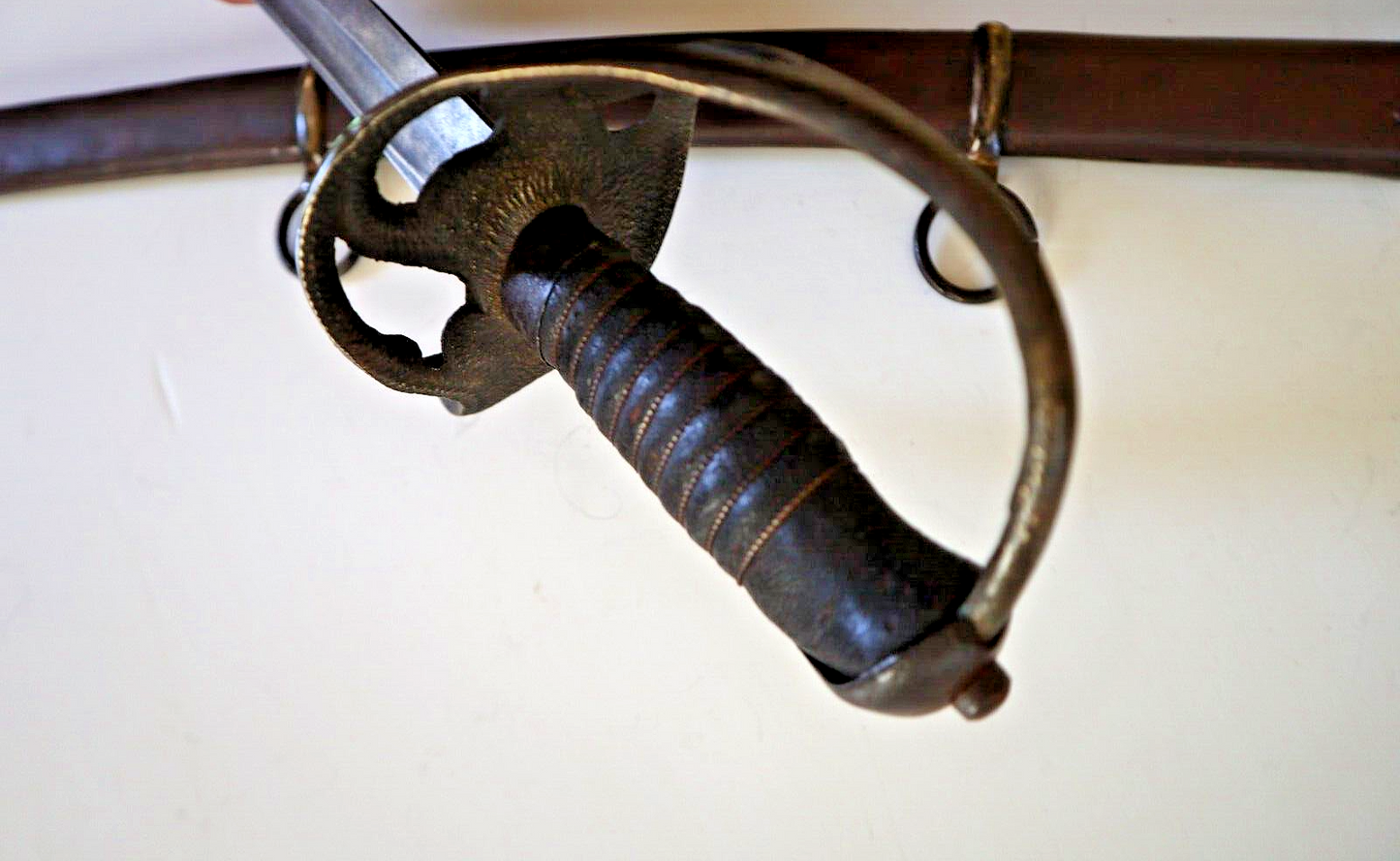 CIVIL WAR CONFEDERATE COLLEGE HILL ARSENAL OFFICER CAVALRY SWORD W CSA ON GUARD